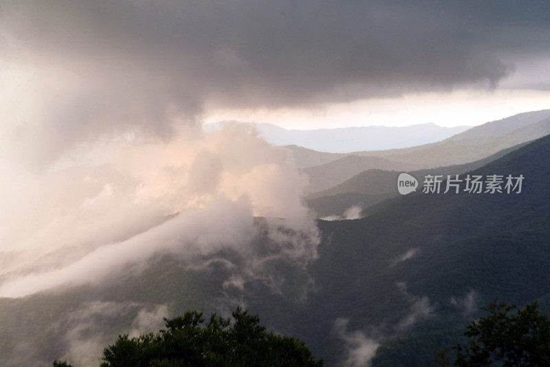 烟雾山的阴云日落