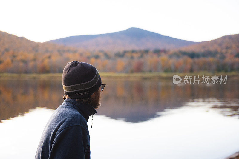 秋天，男子在纽约阿迪朗达克山脉看风景湖景