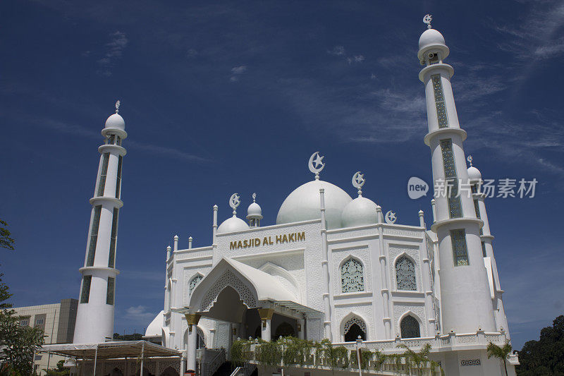 哈基姆白色清真寺映衬着蓝天