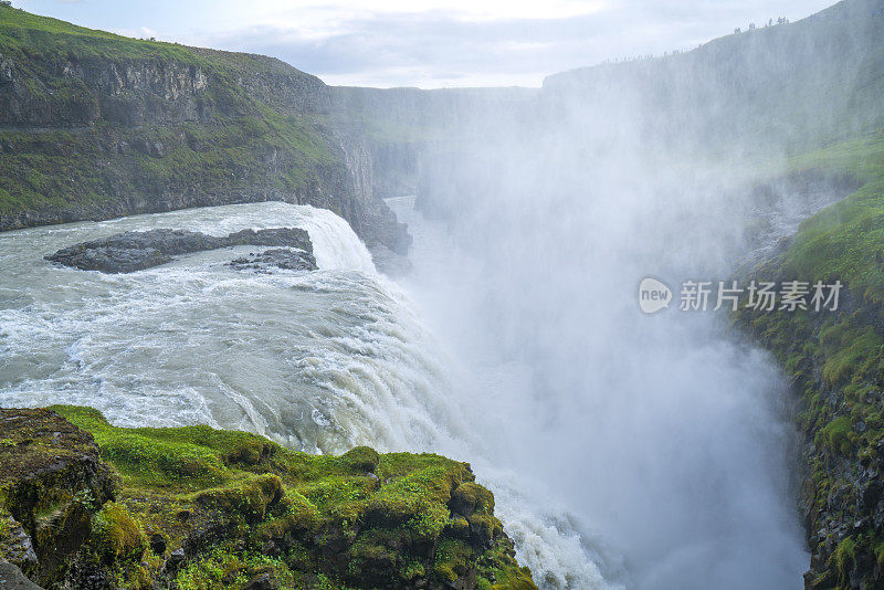 冰岛Hvítá河上的Gullfoss瀑布