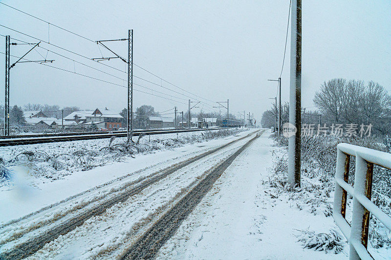 大自然中被雪覆盖的铁路轨道。