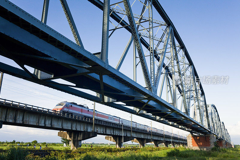 台湾高雄横跨高平河的旧铁路桥。