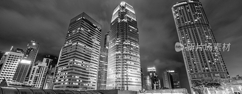 香港夜晚的天际线。天空多云的城市摩天大楼。