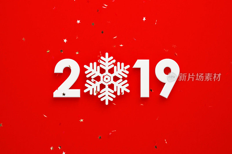 白色雪花在红色背景上形成2019