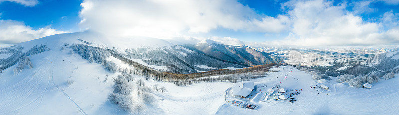 冬天的风景在雾与雪和树枝覆盖着白霜和冰冻的雪。高质量的照片