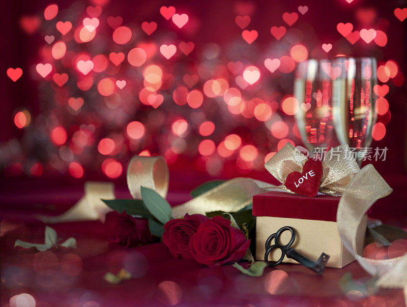 情人节香槟和红玫瑰散焦灯光背景