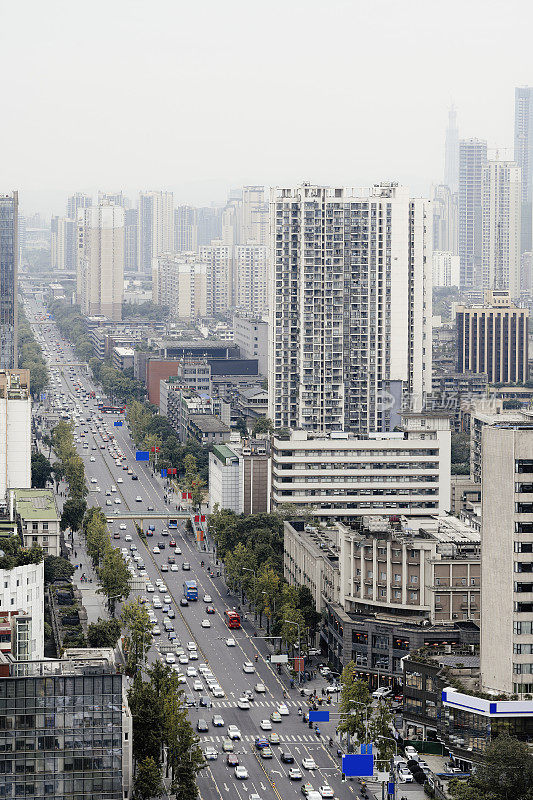 一个密集的现代高层建筑在成都雾天