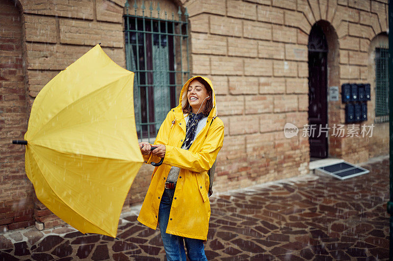 年轻女子打着伞要在雨中行走