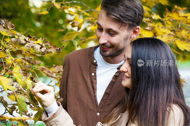 一对幸福的年轻夫妇的秋天肖像