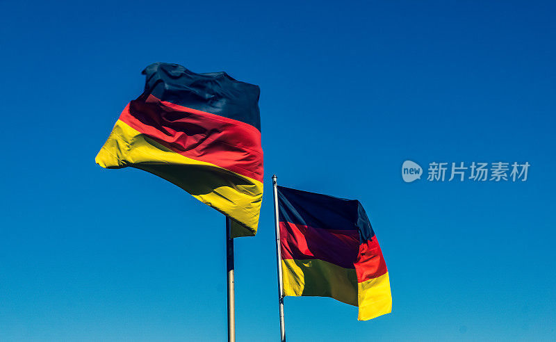 蓝天上飘扬着两面德国国旗。