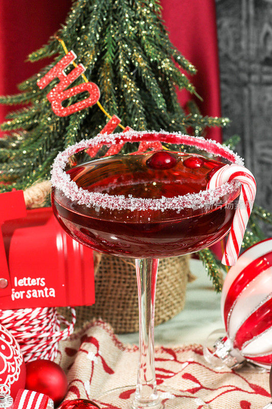小红莓圣诞鸡尾酒与圣诞老人风格糖果手杖