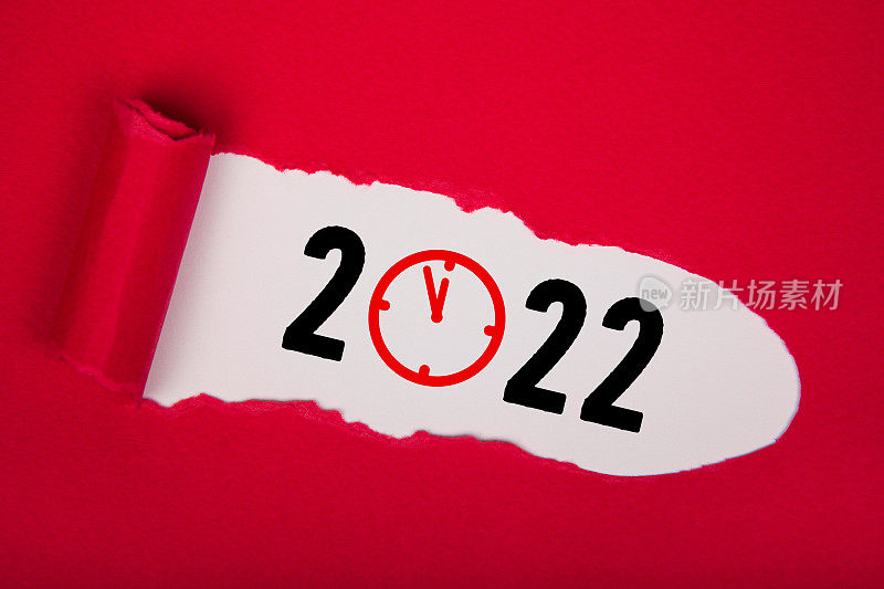 撕纸与新年概念2022年倒计时钟白色背景