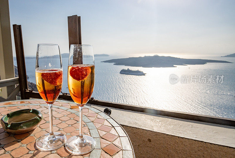 希腊圣托里尼火山口Firá的皇家基尔香槟长笛鸡尾酒