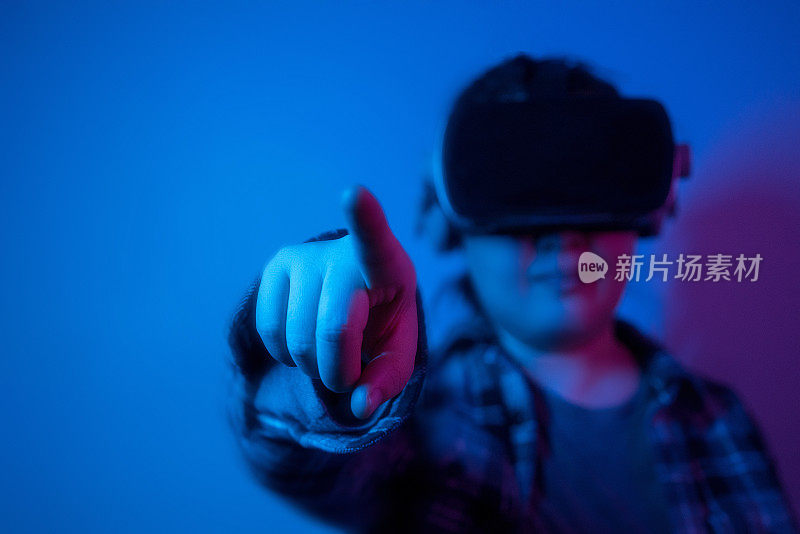 女性佩戴虚拟现实头盔或vr眼镜，未来教育技术的概念。