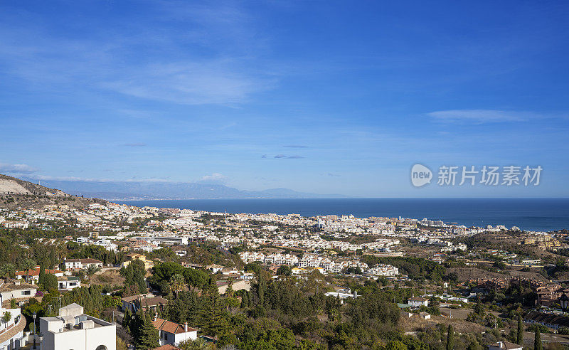 Benalmadena村庄俯瞰海滩和地中海的天际线