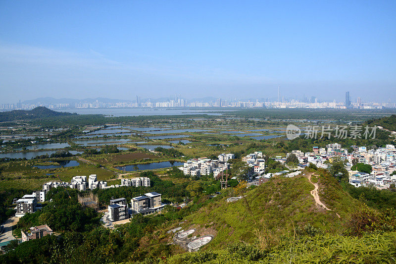 从香港新界启山俯瞰深圳的天际线