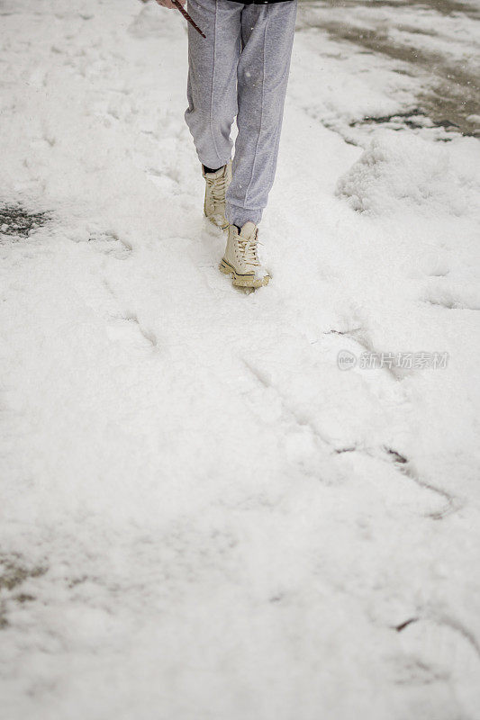 漫步在清晨的第一场雪中