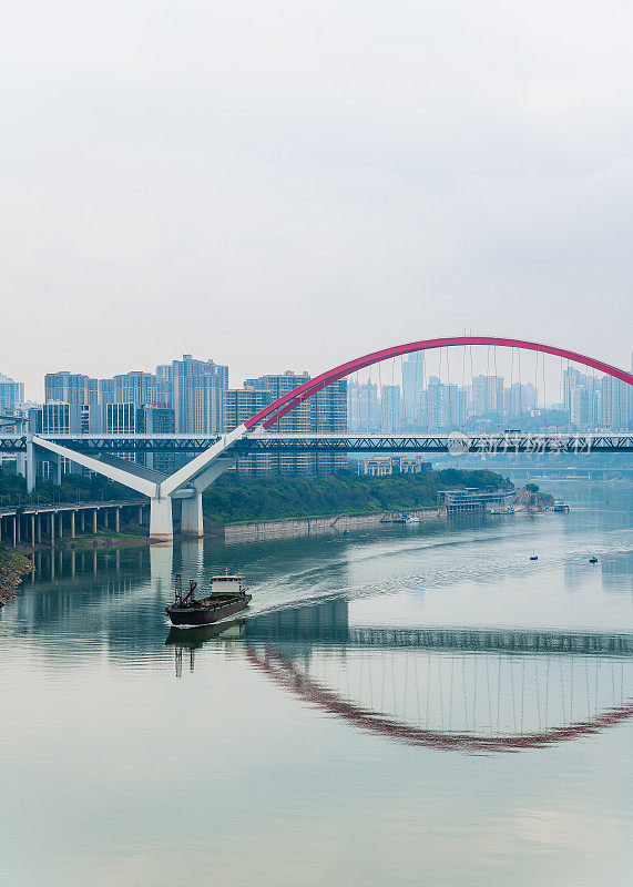 阴天重庆滨江城市的现代建筑和立交桥