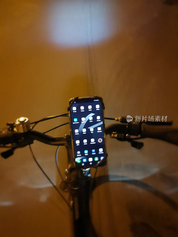 夜间骑自行车时，Android智能手机会亮起来
