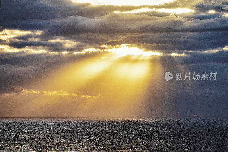 阴霾的天空背景