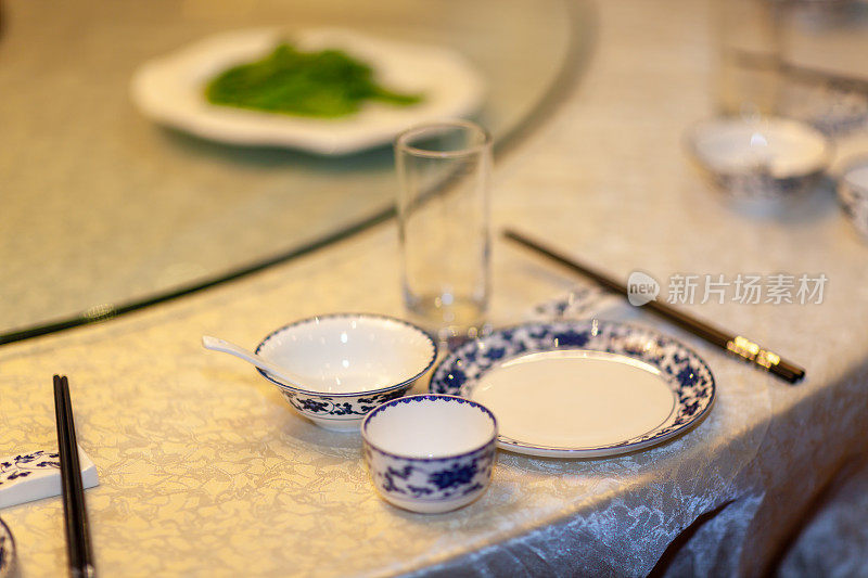 近距离的餐桌和餐具，茶具在亚洲餐厅