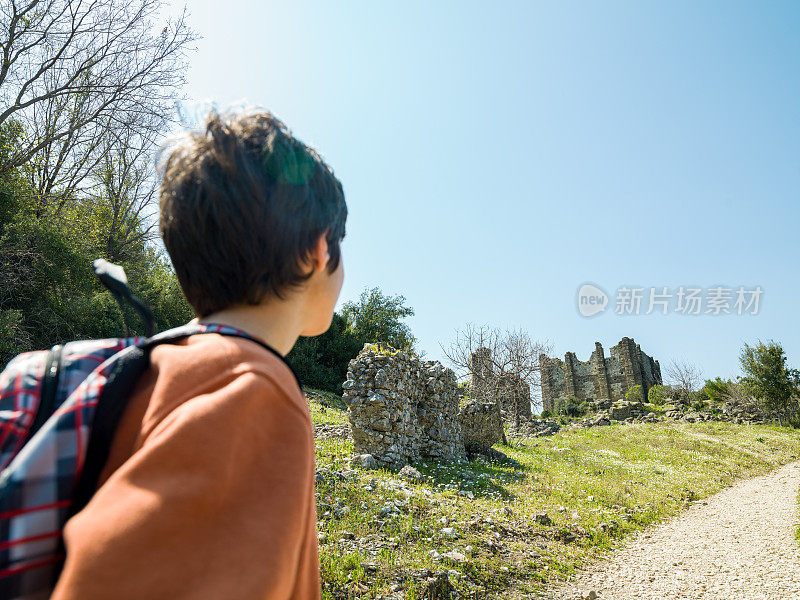 土耳其安塔利亚古玩城阿斯彭多斯的小学生照片