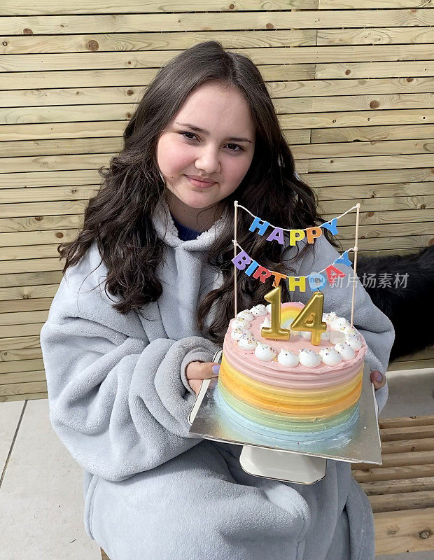 十四岁的女孩和生日蛋糕