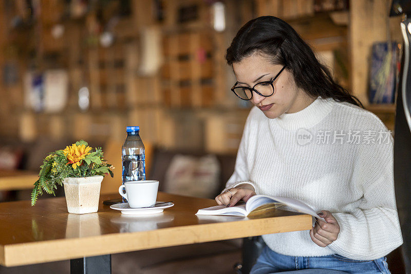 当我在咖啡馆喝咖啡时，我会读书。