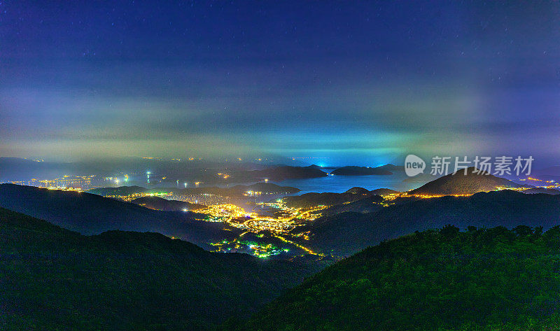在香港西贡的千岛湖，夜晚有成千上万的灯光