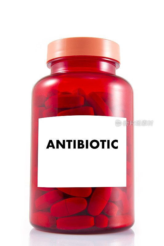红色瓶子里的抗生素药丸