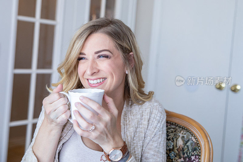 年轻女子喜欢在家里安静的时候喝杯茶或咖啡