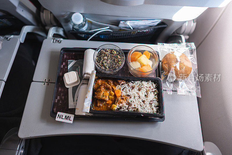 在飞机上用盘子装不含乳糖的餐食