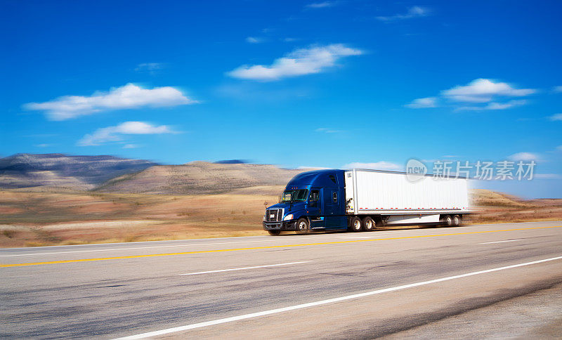 蓝色和白色的半卡车在亚利桑那州超速-运动模糊