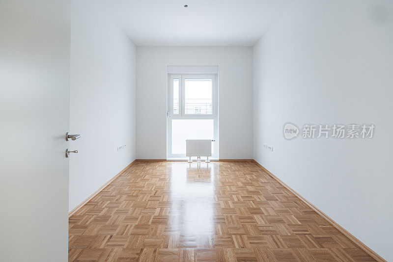 新公寓宽敞明亮的房间里铺着木地板