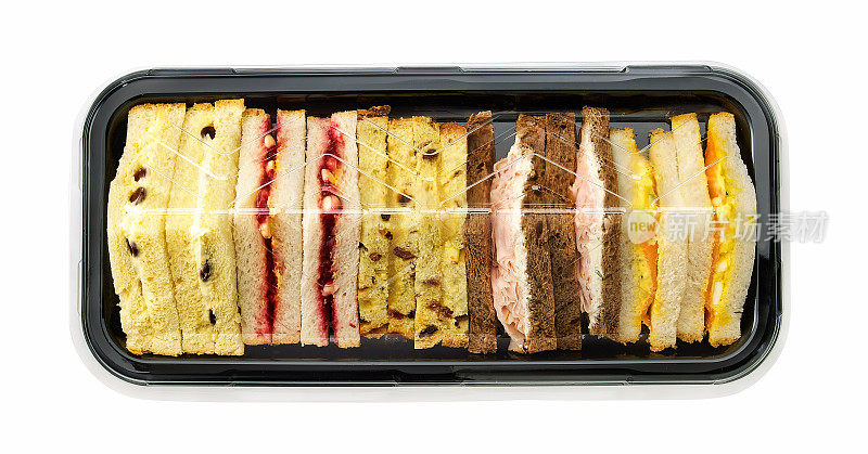 不同口味的三明治装在塑料容器里