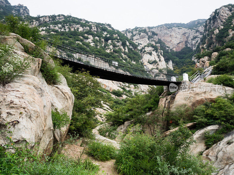 吊桥在神圣的道教嵩山在中国河南省