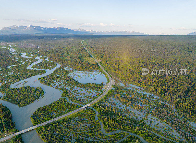 在夏天，阿拉斯加高速公路通往美国海因斯枢纽的巨大山脉