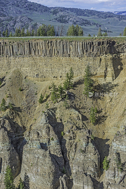 塔口以南的更新世玄武岩柱状节理，上覆冰川砾石和始新世Absaroka火山岩。