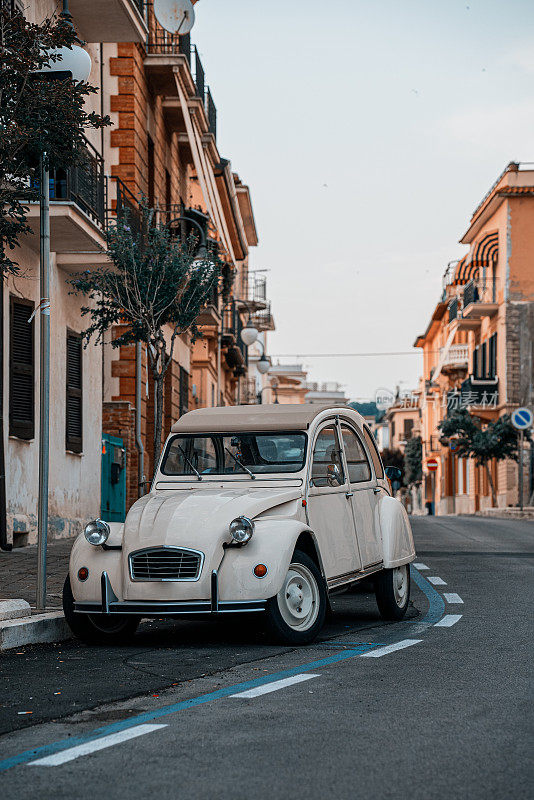 典型的意大利街道和旧汽车在斯卡利，意大利。