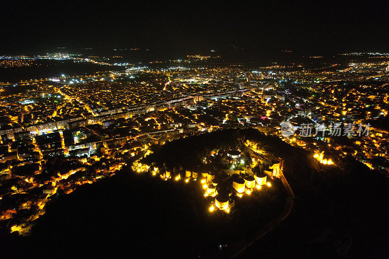 用无人机从Kütahya城堡俯瞰Kütahya的夜景