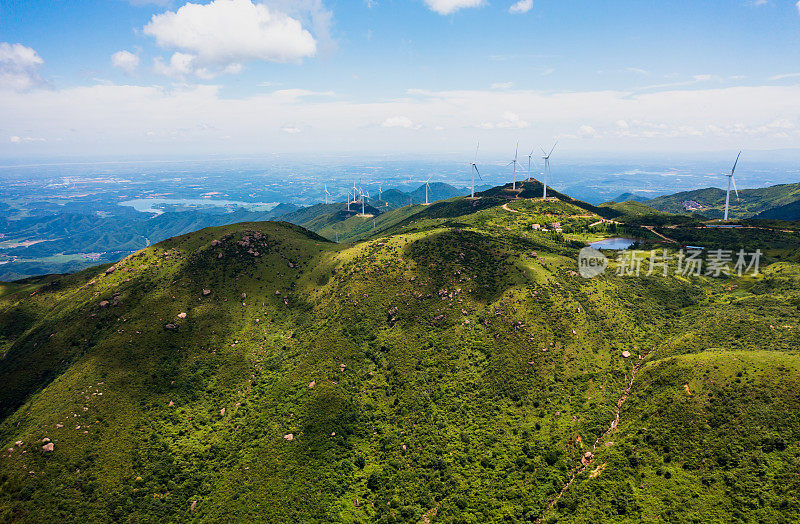 山上的风力发电场景