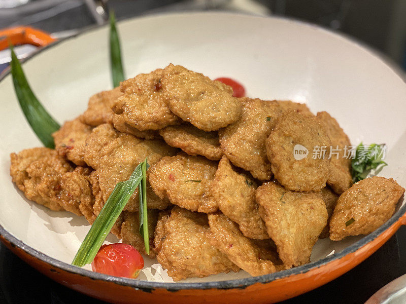 一盘美味的炸鱼饼