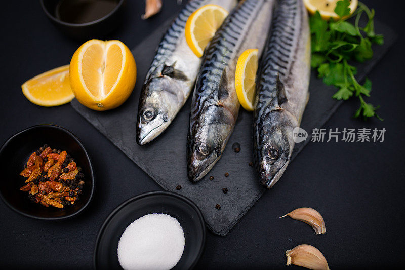 新鲜生鲭鱼配柠檬和香料