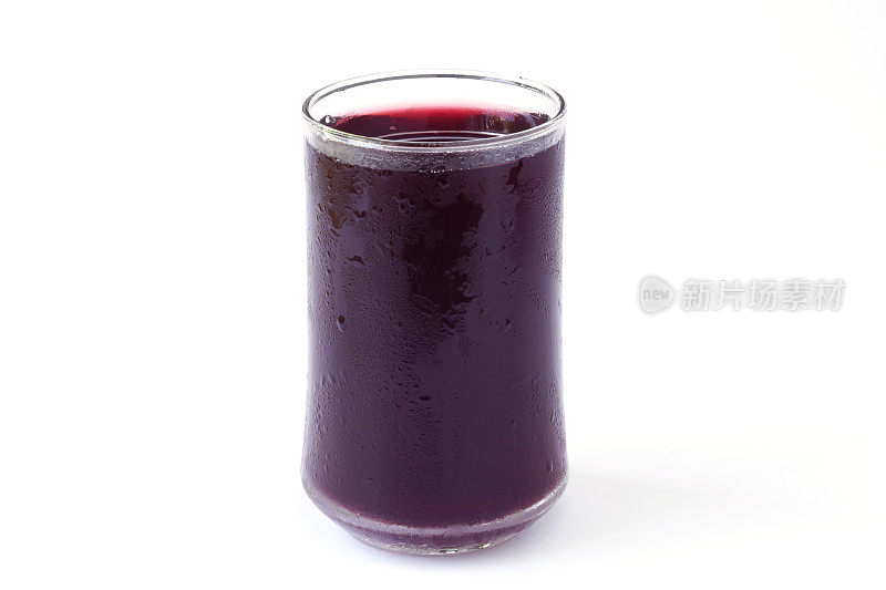 红色葡萄汁在玻璃隔离在白色背景