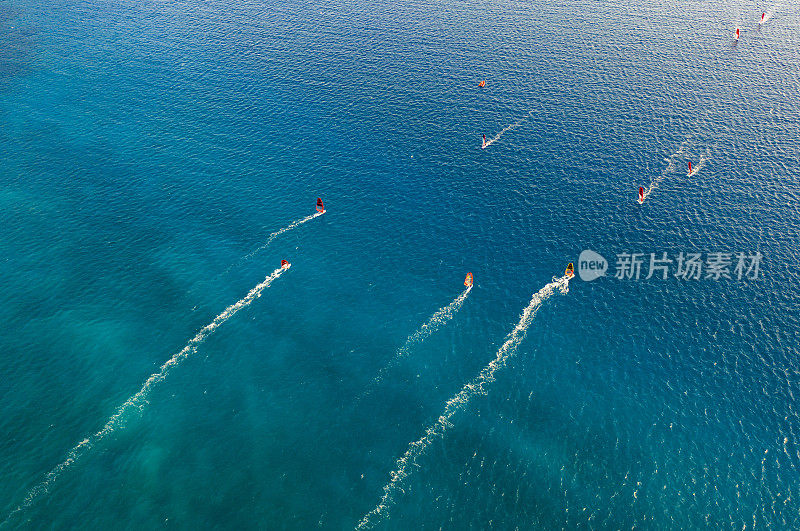 风帆冲浪者穿越蓝绿色的海水