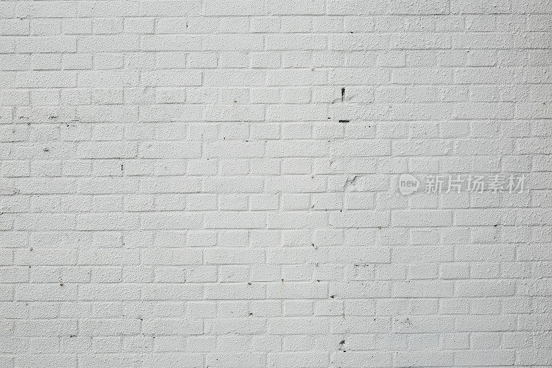 白砖墙，有破砖和旧砖的纹理。