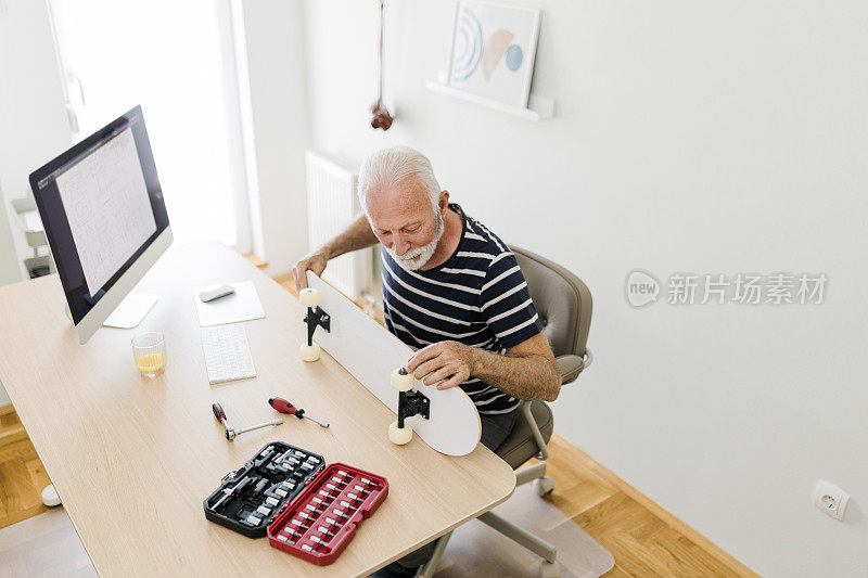 一位老人在家里修他的溜冰鞋