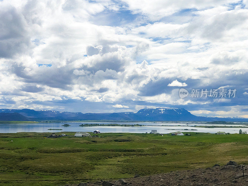 米瓦顿湖与白雪覆盖的火山背景