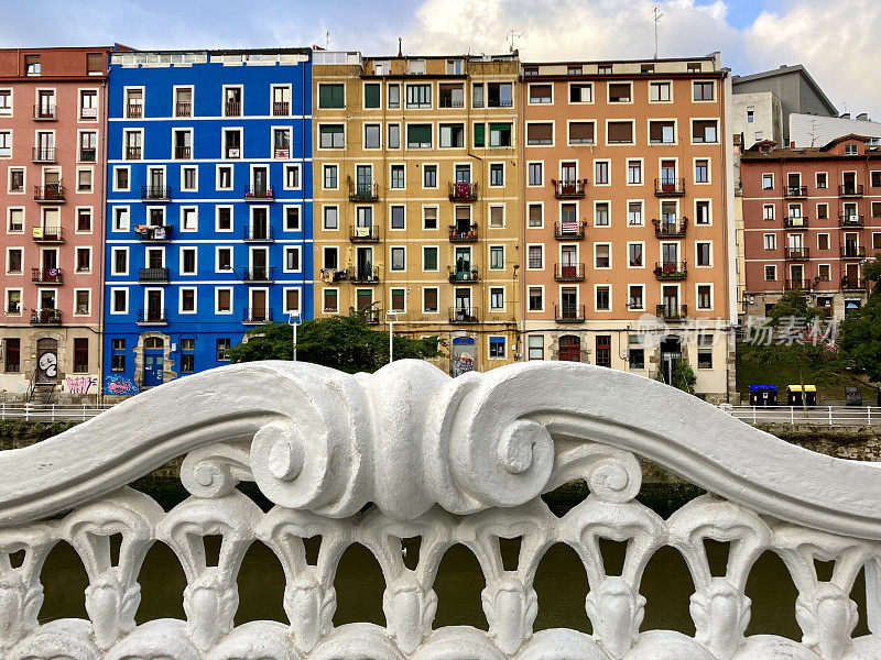 西班牙——毕尔巴鄂——老城里贝拉市场后面的彩色房子(卡斯科·别霍)