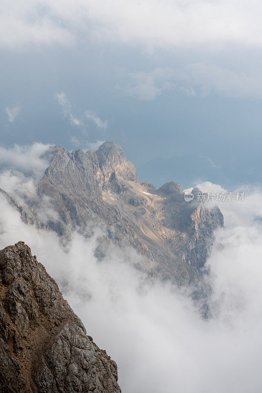 山峰冲破云层，白云石，意大利阿尔卑斯山，意大利